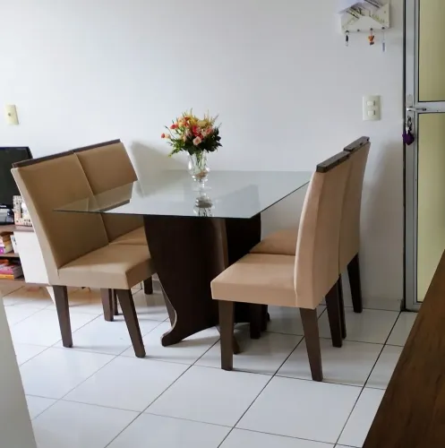 Mesa com tampa de vidro com 4 cadeiras em perfeito estado de conservação 
