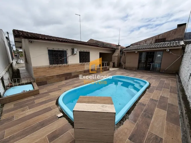 Casa individual no terreno com piscina em Pontal do Paraná