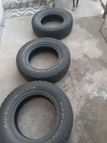 Vende-se três pneus roda 15