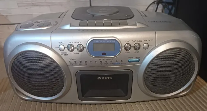 Rádio Aiwa usado 