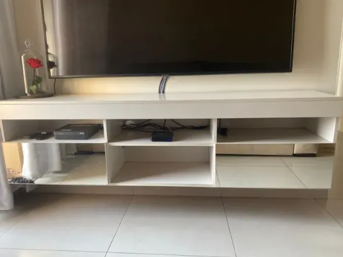 Rack para sala suspenso - Branco com 2 portas espelhadas