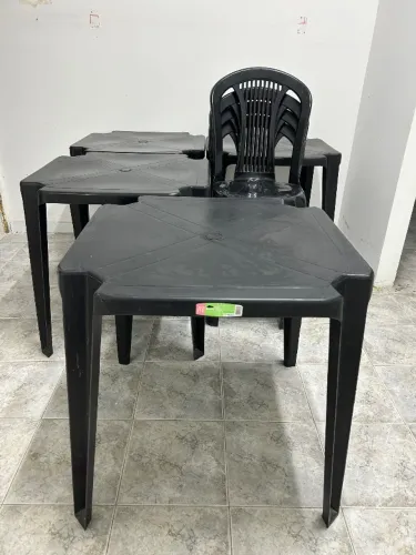 Vendo 1 conjunto de mesa e 4 cadeiras e outras 3 mesas, todas de plástico preto