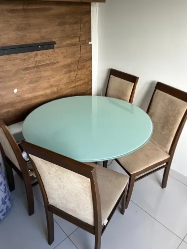 Mesa de Jantar + 4 Cadeiras