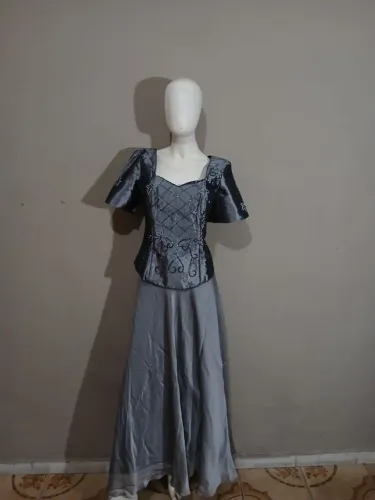Vestido para Festa cinza (saia e corpete) bordado em pedras e miçangas.