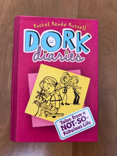 Diário de uma garota nada popular, volume 1, em inglês, capa dura. Em excelente estado.