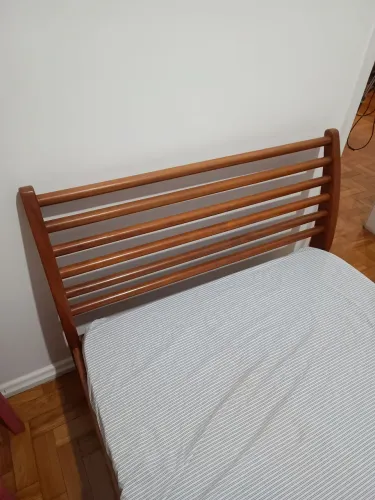 Cama de madeira com cabeceira