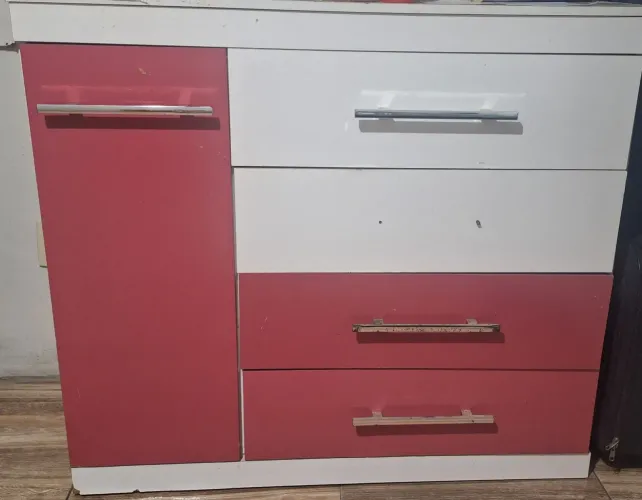 Cômoda antiga