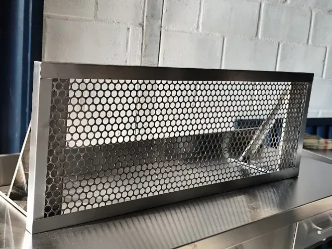 Prateleira inox tela moeda com proteção traseira SS