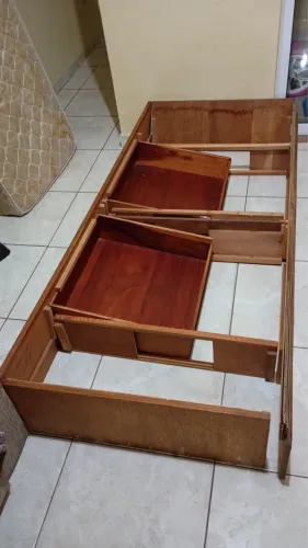 Cama de solteiro de madeira já desmontada