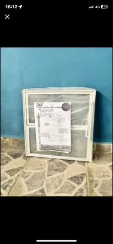 Vitro de banheiro basculante alumínio brilhante e branco 