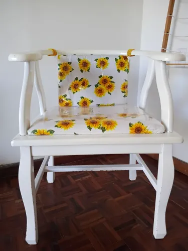 Poltrona branca de flores amarelas. Linda peça!