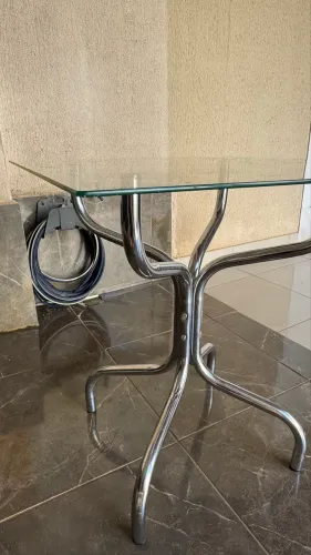 Mesa com tampo de vidro