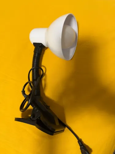 Luminária (prende na mesa/móvel)