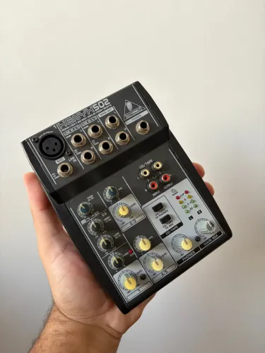 Mesa de Som Behringer XENYX 502 - Usada - R$ 350