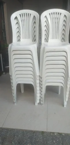 Cadeiras plásticas perfeitas apenas marcas de uso