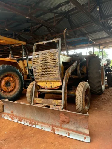 Trator CBT com lâmina 1105