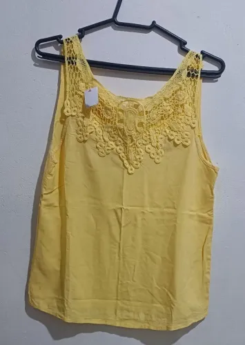 Blusa de alça cor amarelo tamanho M semi nova
