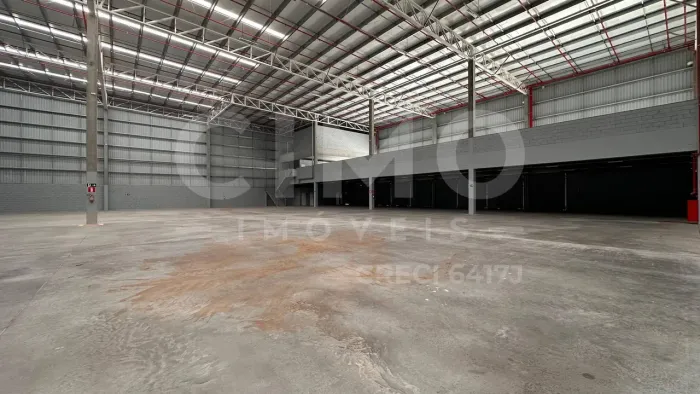 Galpão de 2.562m² com 4 docas em Itajaí, próximo à BR-101 SC