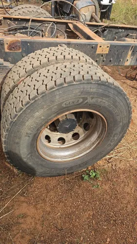 Pneu com roda 295 borrachudo caminhão fora de estrada