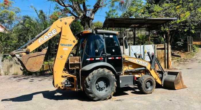 Retroescavadeira Case 580N ano 2019, 4x4, com 1.830 horas e ar condicionado, em MG