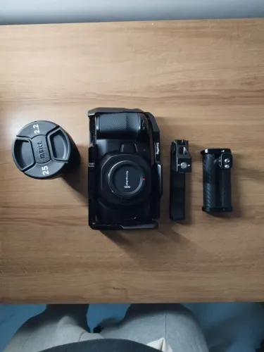 Blackmagic Pocket 4K + Cine Lens Meike 25mm. (Posso Incluir DaVinci Resolve)