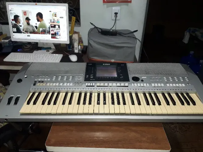 Vendo ou troco teclado yamaha profissional S710