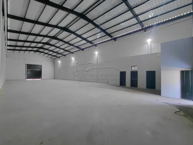 Galpão comercial de 610m² com 04 banheiros para locação - Vila Brasil