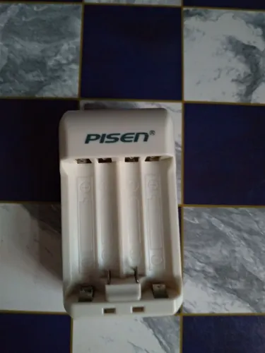 Carregador de pilhas recarregáveis Pisen