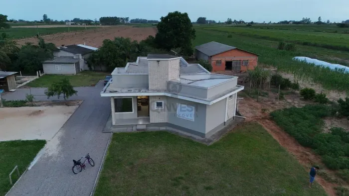 Casa ampla em terreno de 2 hectares, situada no bairro Soares.
