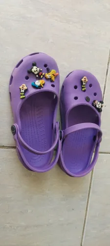 Sandália CROCS, lilás com detalhes personagens Disney. Tamanho 12/13.