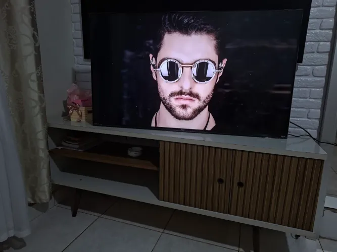 POSSUI DETALHE IMPERCEPTÍVEL TELEVISÃO 50 POLEGADAS SMART 4K BORDA INFINITA FAÇO ENTREGA 