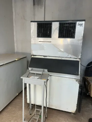 Vende se máquina de gelo!