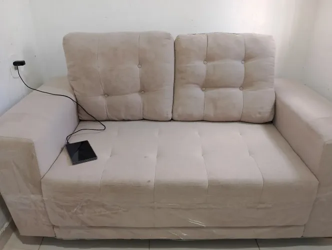 Sofá semi novo em ótimo estado apenas com marcas de uso.Obs: Precisa ser lavado