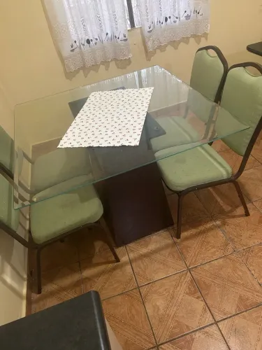 Vendo mesa de vidro, com 4 cadeiras