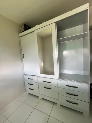 Guarda-Roupa Casal Branco 3 Portas de Correr com Espelho e 9 Gavetas
