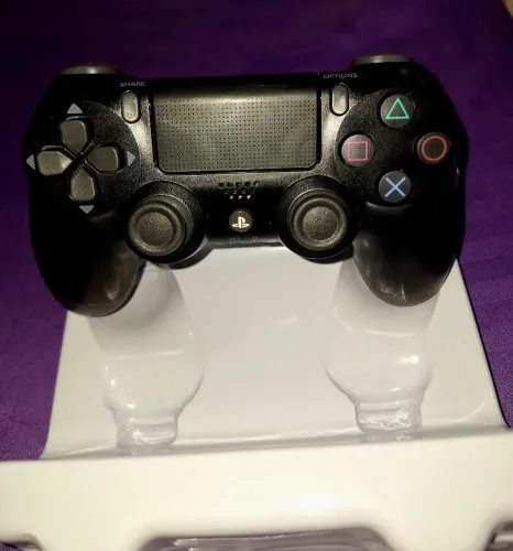 controle sem fio Sony DualShock 4 para PlayStation 4 na cor preta. + fone de ouvido