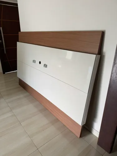 Painel / Rack para TV - Branco com detalhe amadeirado