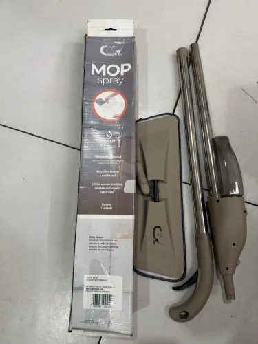 MOP spray da marca Casavita (esfregão com reservatório para borrifar produto de limpeza).