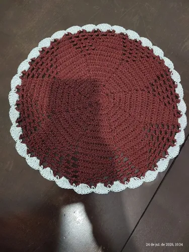 Toalha de tricô marrom e branco nas bordas