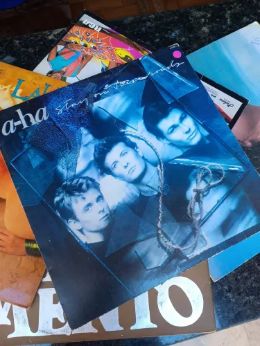 LP A-ha - álbum "Stay on these roads", raro em ótima condição com encarte