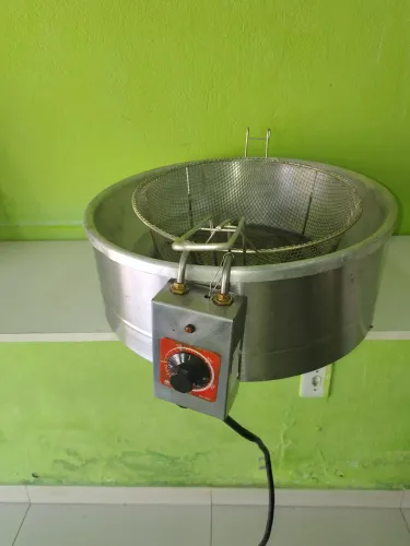 Vendo uma fritadeira elétrica de 8 Lts, funcionando tudo certinho 