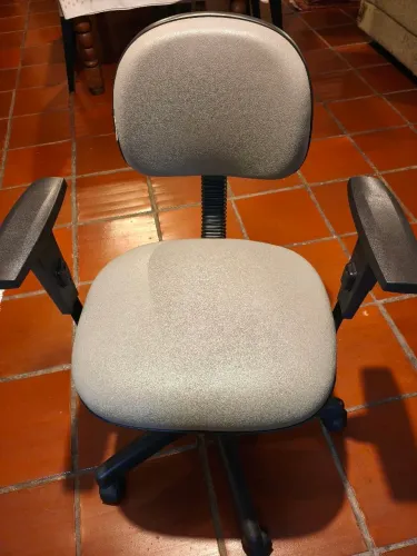Cadeira de Escritório Ergonômica com Braços Reguláveis