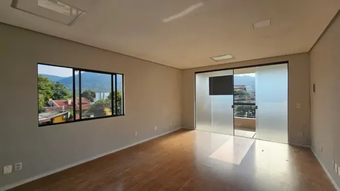 Sala Comercial para Alugar no Rio Tavares | 30m² | Estacionamento | Florianópolis