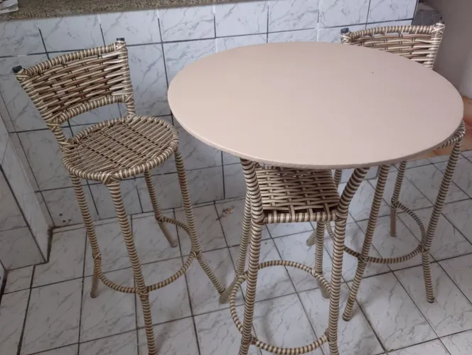 Mesa e banquetas