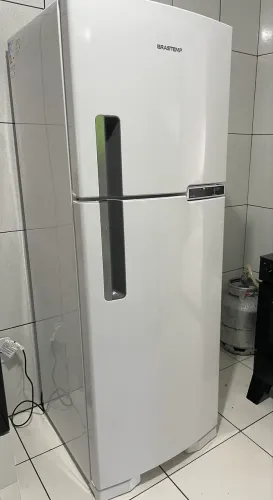 Vende se geladeira