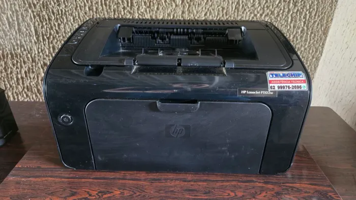 Impressora HP LaserJet P1102w muito conservada com 1 cartucho seminovo e 1 cartucho novo