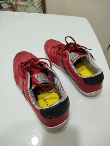 Vendo um pá de tênis Nunca foi ousado comprei em Goiânia e ficou pequeno no meu pé nomero