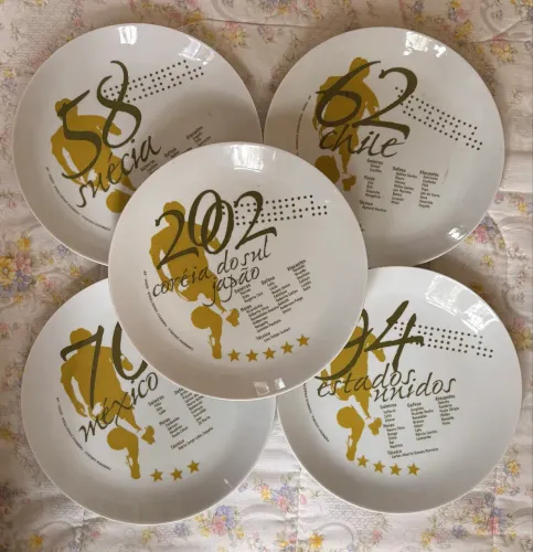 Coleção de pratos decorativos Brasil Pentacampeão - Copas 1958, 1962, 1970, 1994 e 2002