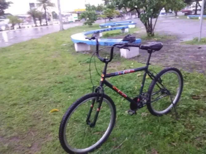 Vende-se uma bicicleta grande aro 26 Caloi nota fiscal pintura nova valor 220 Reais.