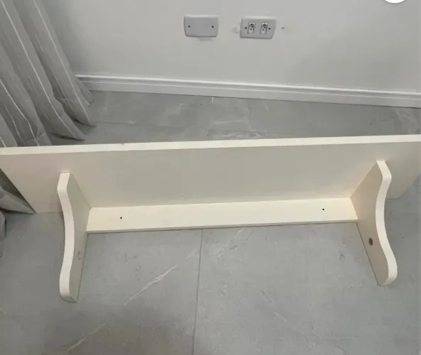 Prateleira branca provençal quarto infantil